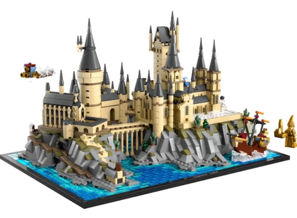 LEGO Hogwarts Castle and Grounds LEGO Hogwarts Castle and Grounds